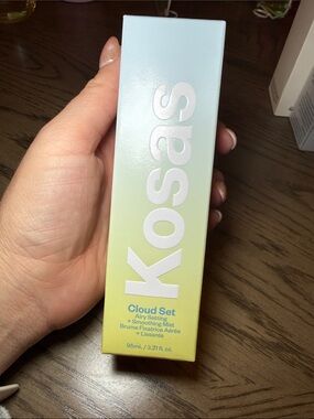 Kosas Cloud Set Mist — Pastel Blue and Pale Yellow Gradient
